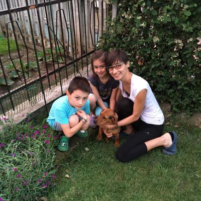 LUNA nel giardino della sua nuova casa con la sua nuova famiglia